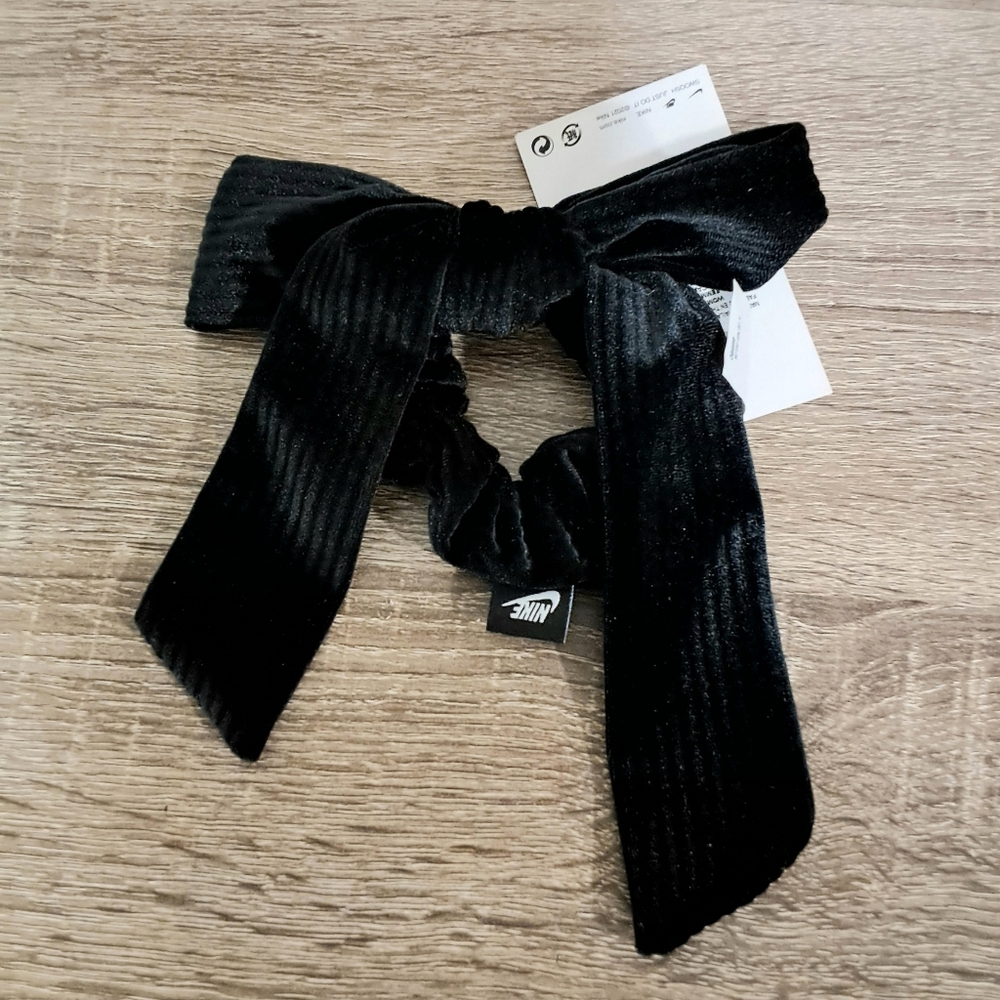 NIKE "Women's" (Hair Bow) (One Size) NWT Black Velvet Feel.